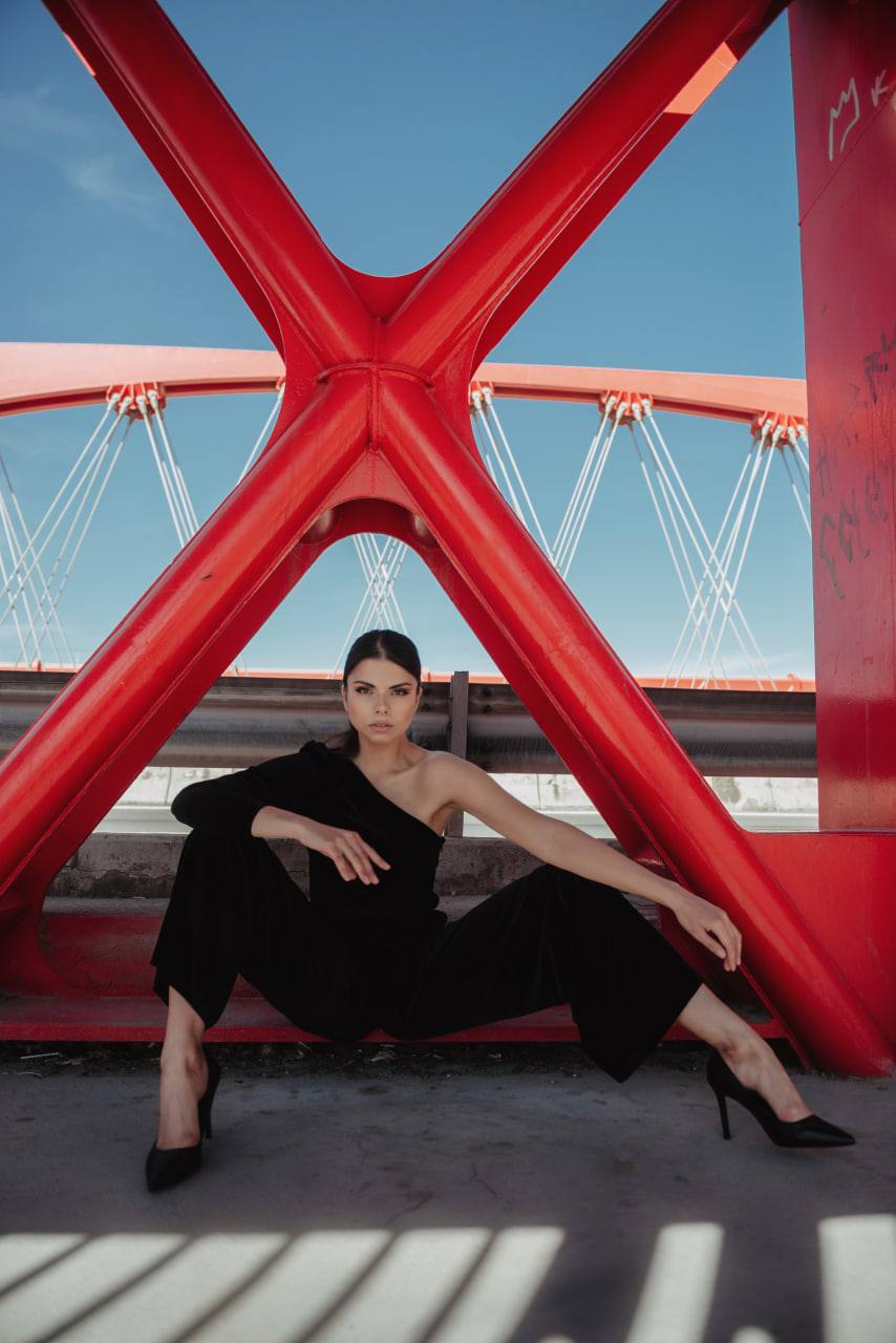 Dara Model lifestyle portfolio image: Urban Architecture.